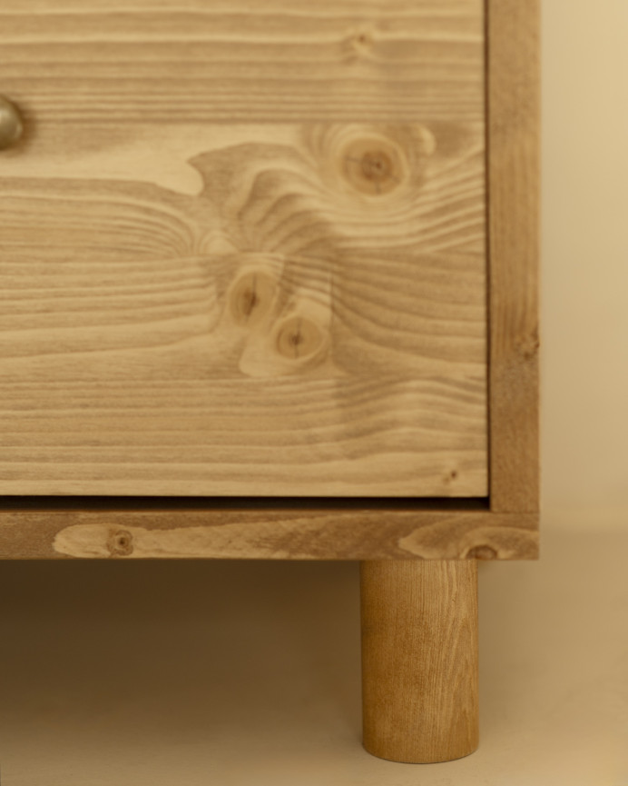 Mesita de noche de madera maciza con dos cajónes en tono roble medio de 51x38cm