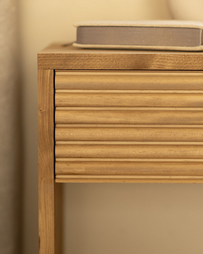 Mesita de noche de madera maciza con un cajón en tono roble medio de varias medidas