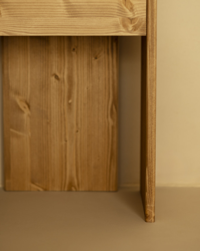 Mesita de noche de madera maciza en tono roble medio de 50x42cm