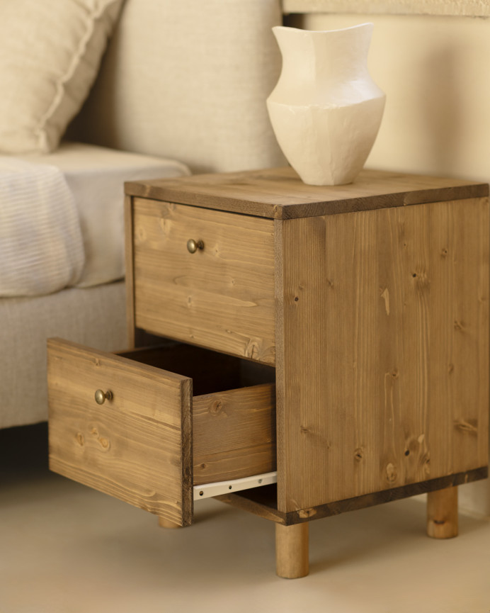 Mesita de noche de madera maciza con dos cajónes en tono roble oscuro de 51x38cm