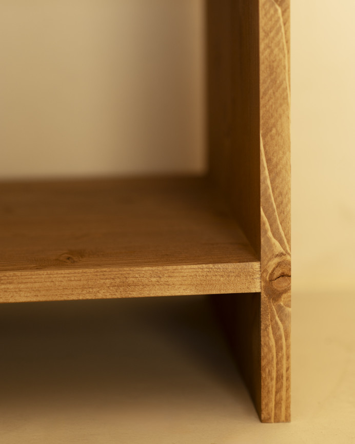 Mesita de noche de madera maciza con un cajón en tono roble medio de varias medidas