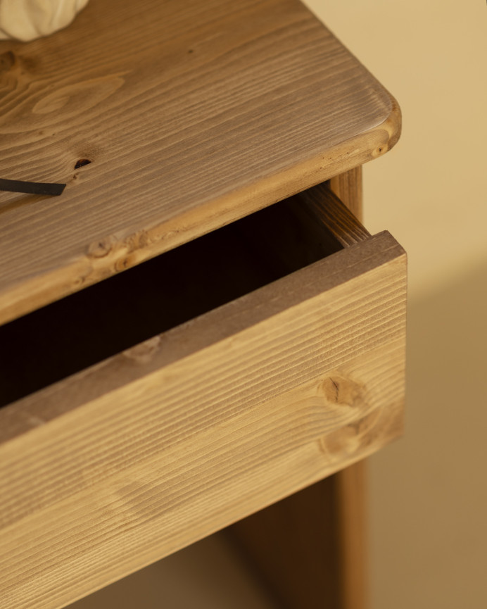 Mesita de noche de madera maciza en tono roble medio de 50x42cm