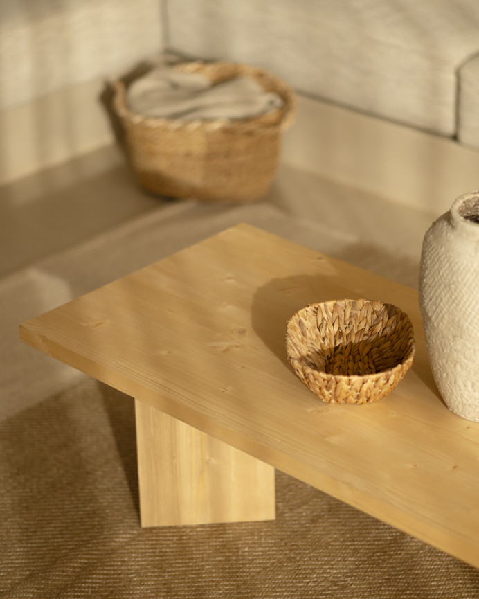 Mesa de centro de madera maciza en tono roble medio de 120x55cm