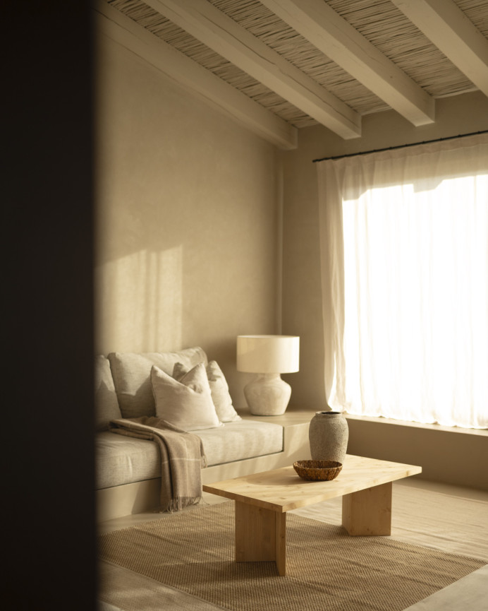 Mesa de centro de madera maciza en tono roble medio de 120x55cm
