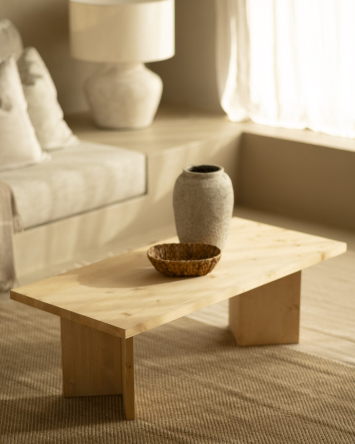 Mesa de centro de madera maciza en tono roble medio de 120x55cm