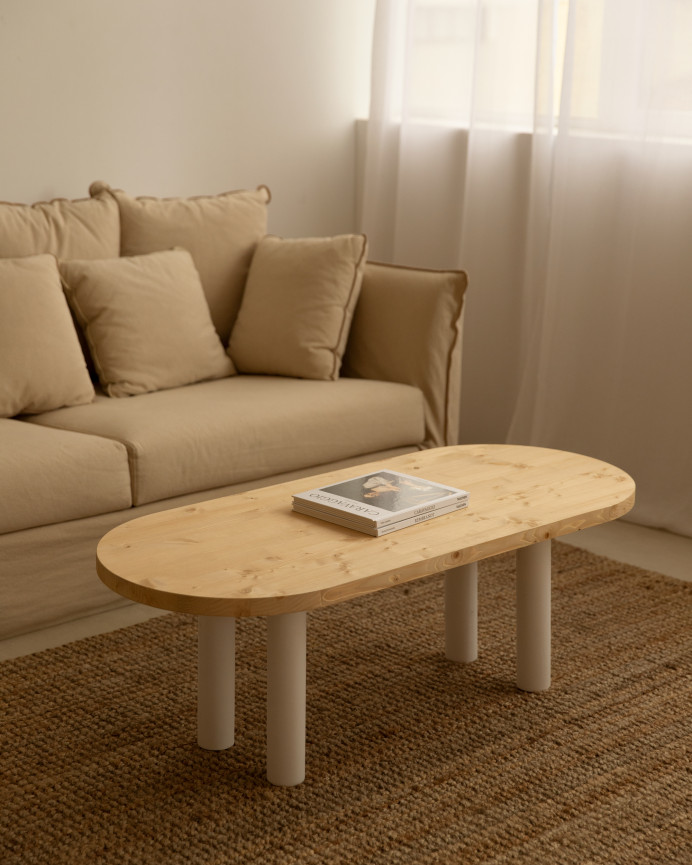 Mesa de centro ovalada de madera maciza sobre en tono roble medio y patas tono blanco de 40x120cm