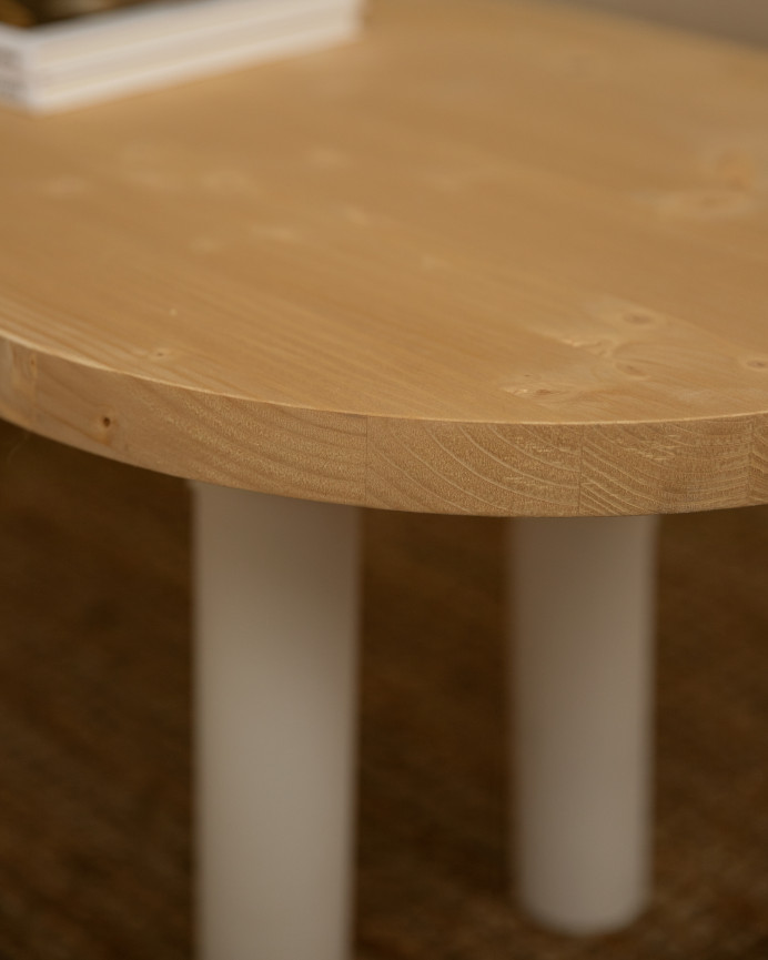 Mesa de centro ovalada de madera maciza sobre en tono roble medio y patas tono blanco de 40x120cm