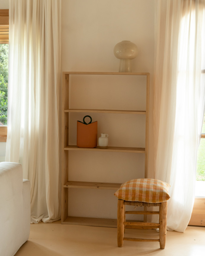 Estantería de madera maciza tono roble medio con 3 estantes