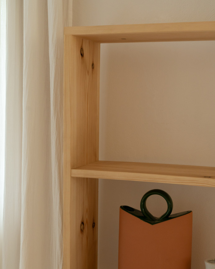 Estantería de madera maciza tono roble medio con 3 estantes