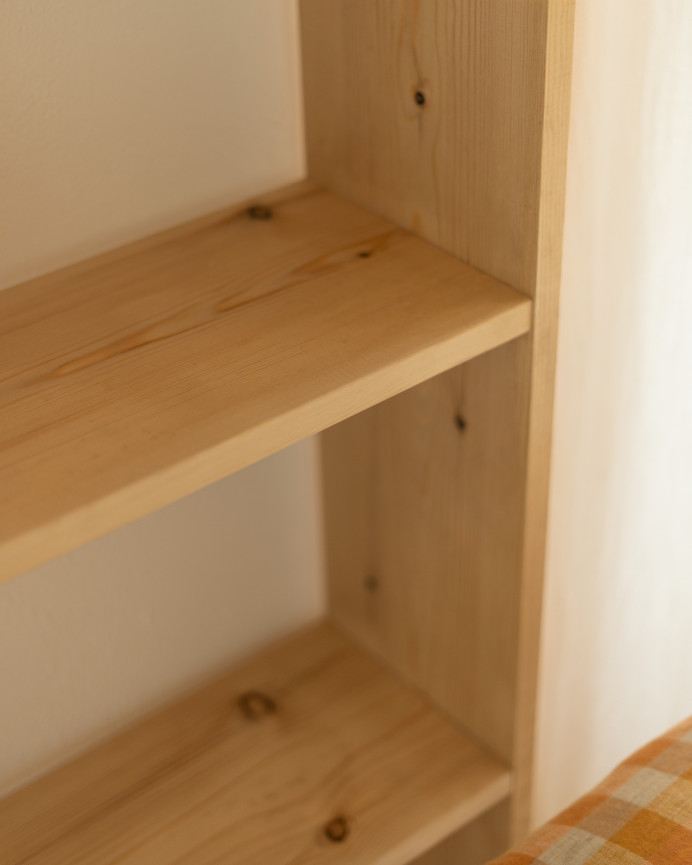 Estantería de madera maciza tono roble medio con 3 estantes