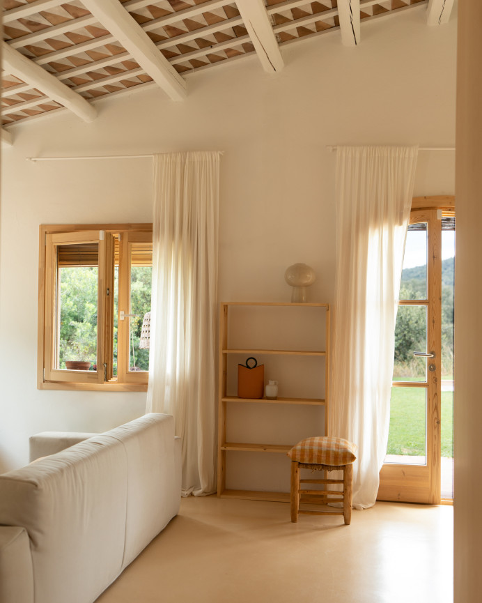 Estantería de madera maciza tono roble medio con 3 estantes