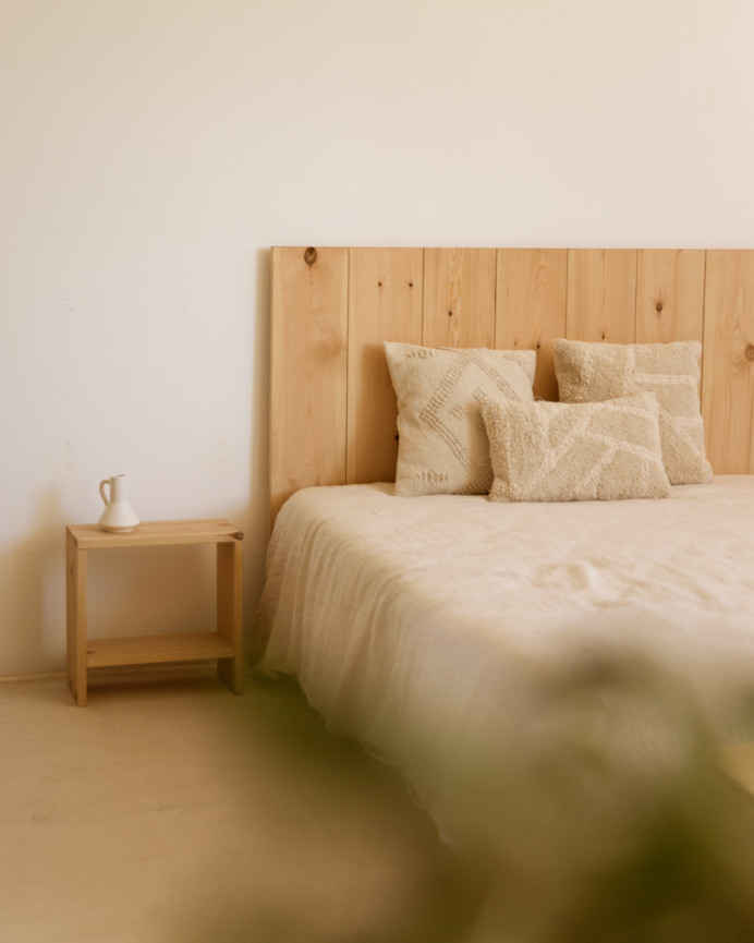 Mesita de noche de madera maciza en tono roble medio de 40x20cm