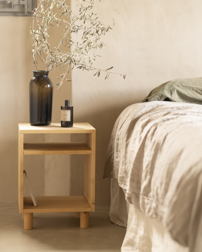 Mesita de noche de madera maciza en tono roble medio de 51x32cm 
