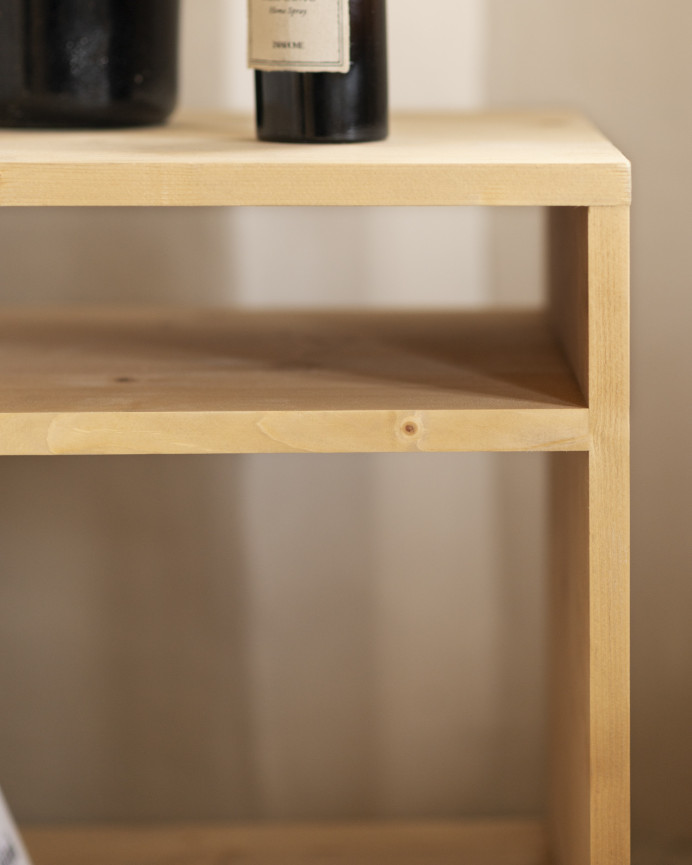 Mesita de noche de madera maciza en tono roble medio de 51x32cm 