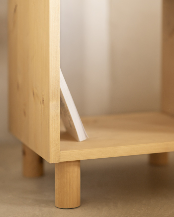 Mesita de noche de madera maciza en tono roble medio de 51x32cm 