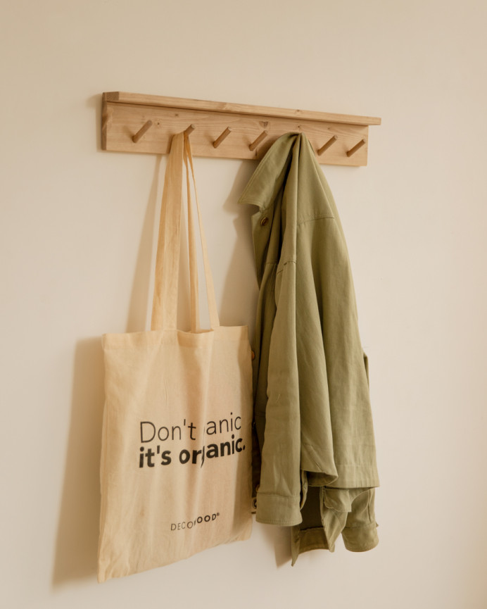 Colgador de pared de madera maciza en tono roble medio de 61x10cm
