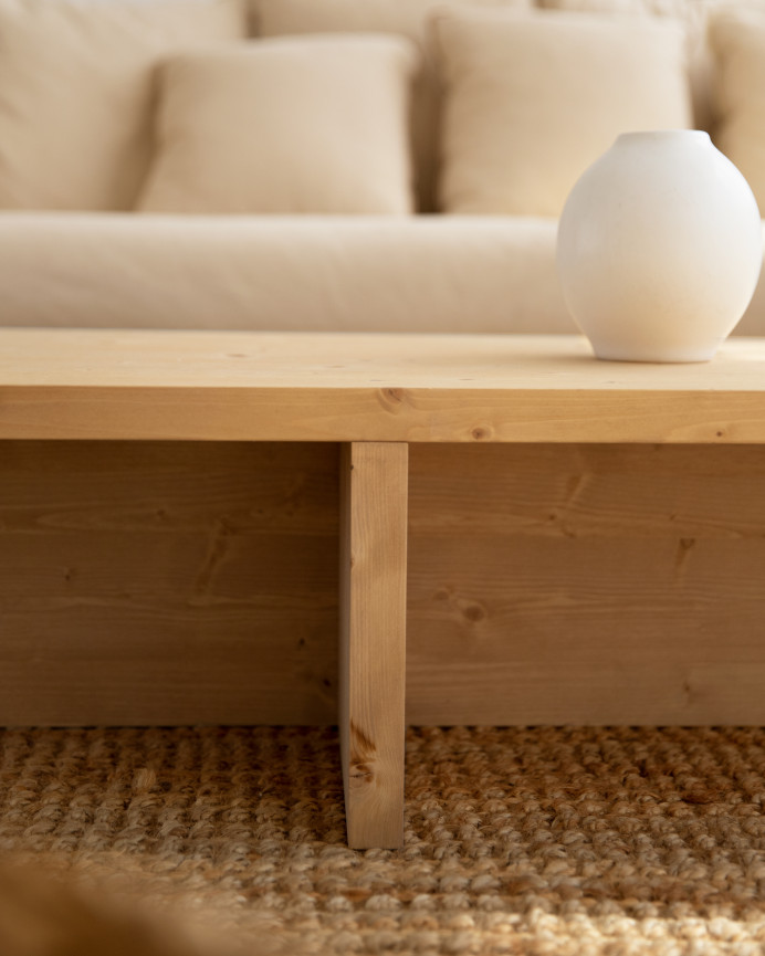 Mesa de centro de madera maciza en tono roble medio de 124x27cm