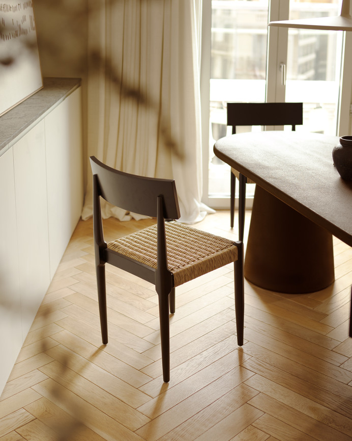 Silla de madera maciza con asiento de cuerda en tono beige de 81cm