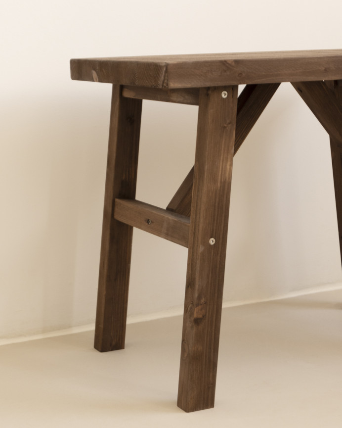 Taburete de madera maciza en tono nogal de 45x55cm