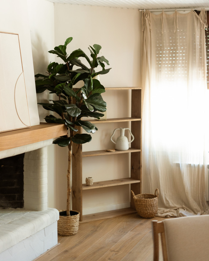 Estantería de madera maciza tono roble oscuro con 3 estantes