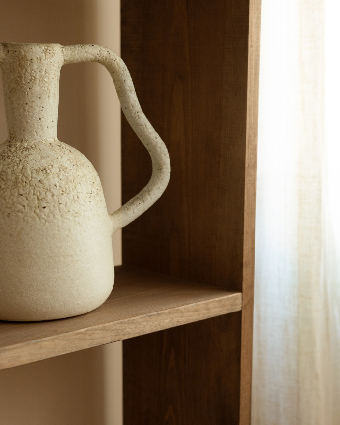 Estantería de madera maciza tono roble oscuro con 3 estantes