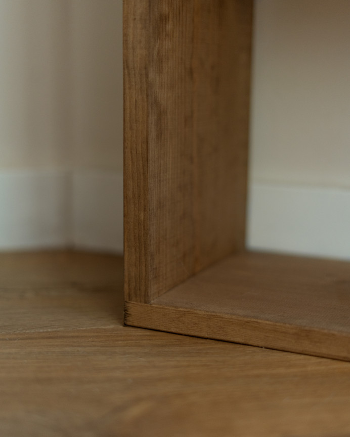 Estantería de madera maciza tono roble oscuro con 3 estantes