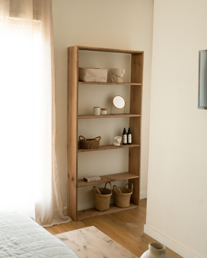 Estantería de madera maciza tono roble oscuro con 4 estantes