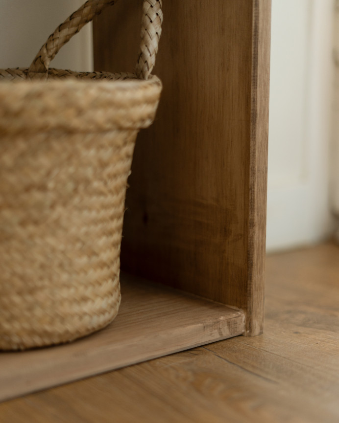 Estantería de madera maciza tono roble oscuro con 4 estantes