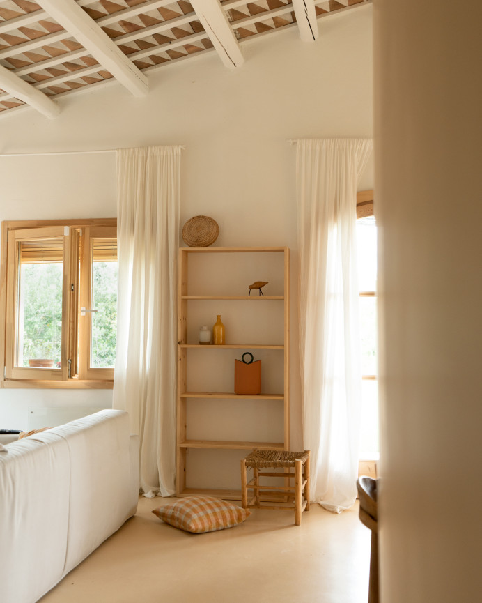 Estantería de madera maciza tono roble medio con 4 estantes