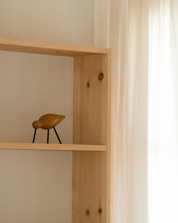 Estantería de madera maciza tono roble medio con 4 estantes