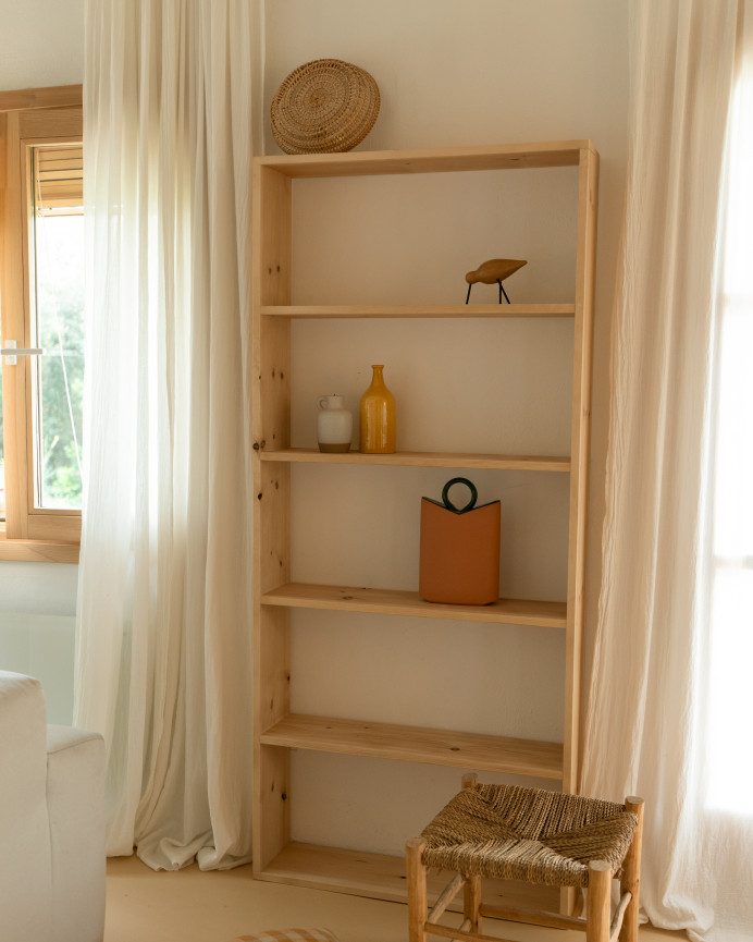 Estantería de madera maciza tono roble medio con 4 estantes