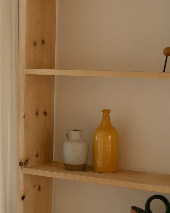 Estantería de madera maciza tono roble medio con 4 estantes