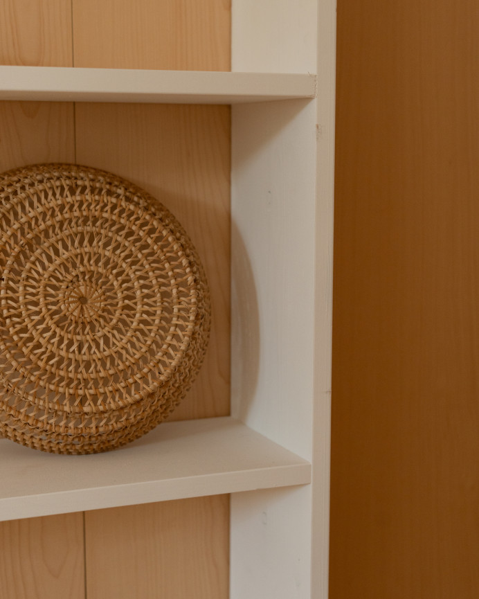 Estantería de madera maciza tono blanco con 3 estantes