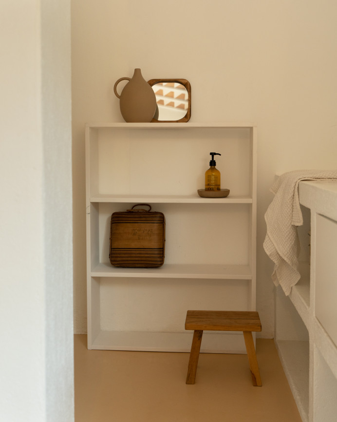 Estantería de madera maciza tono blanco con 2 estantes