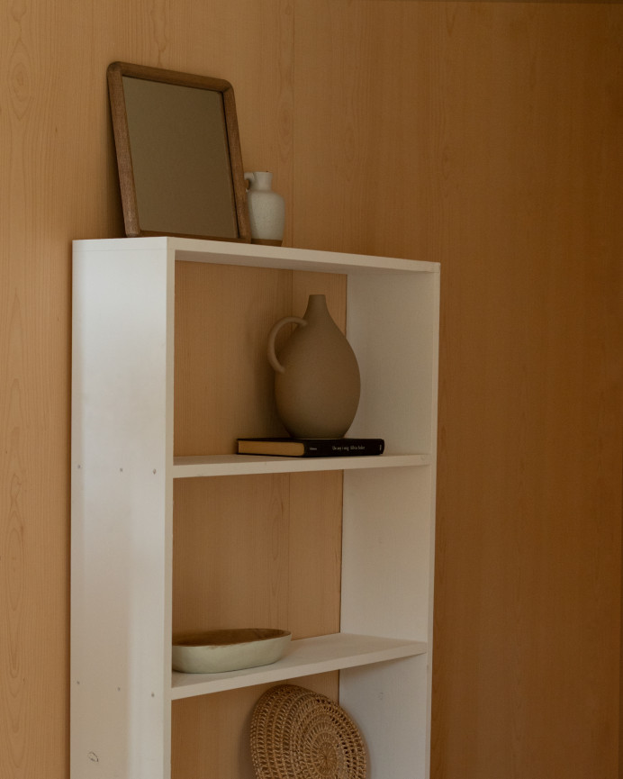 Estantería de madera maciza tono blanco con 3 estantes