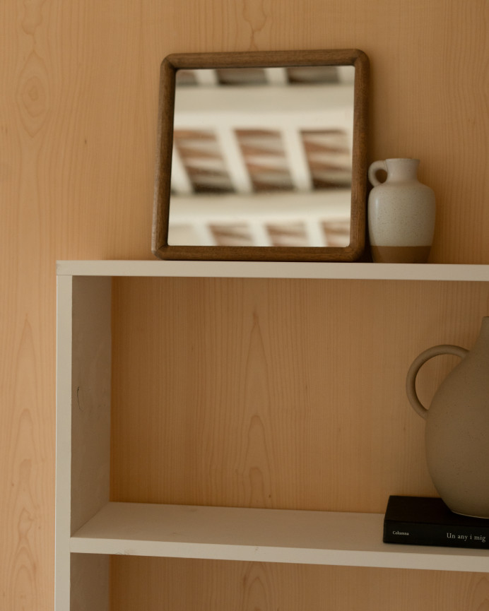 Estantería de madera maciza tono blanco con 3 estantes