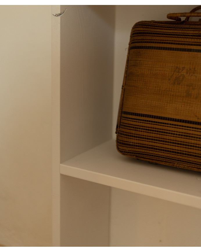 Estantería de madera maciza tono blanco con 2 estantes