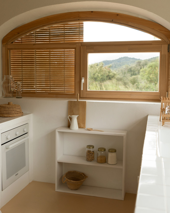 Estantería de madera maciza tono blanco con 1 estante