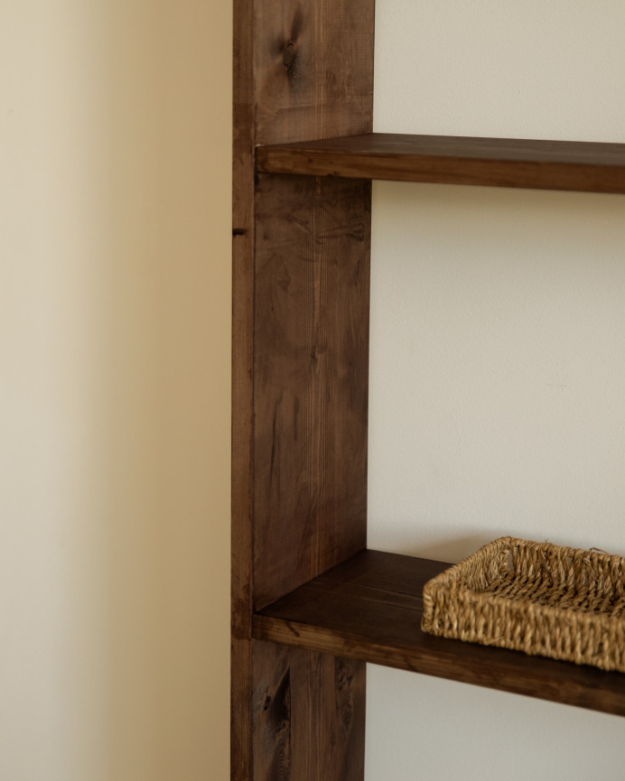 Estantería de madera maciza tono nogal con 3 estantes
