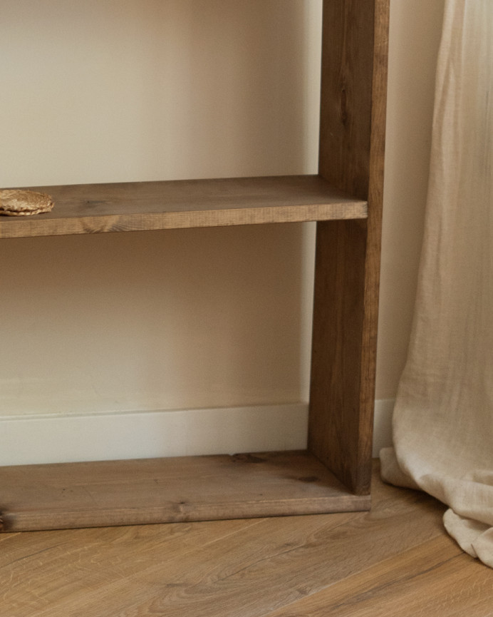Estantería de madera maciza tono roble oscuro con 1 estante