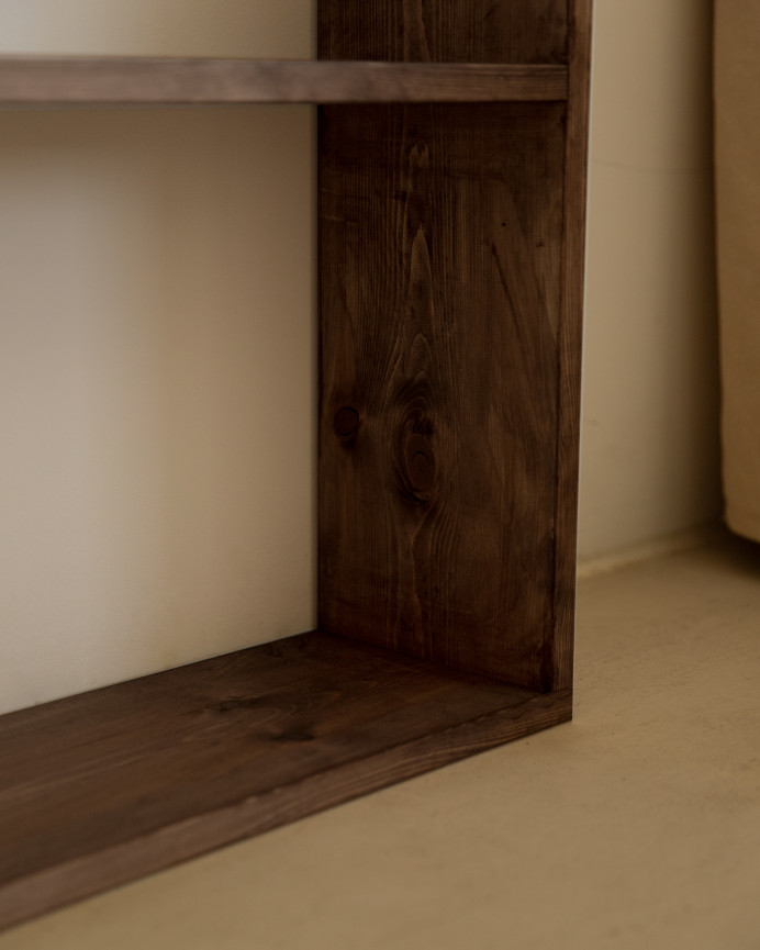 Estantería de madera maciza tono nogal con 4 estantes
