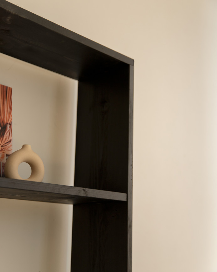 Estantería de madera maciza tono negro con 4 estantes