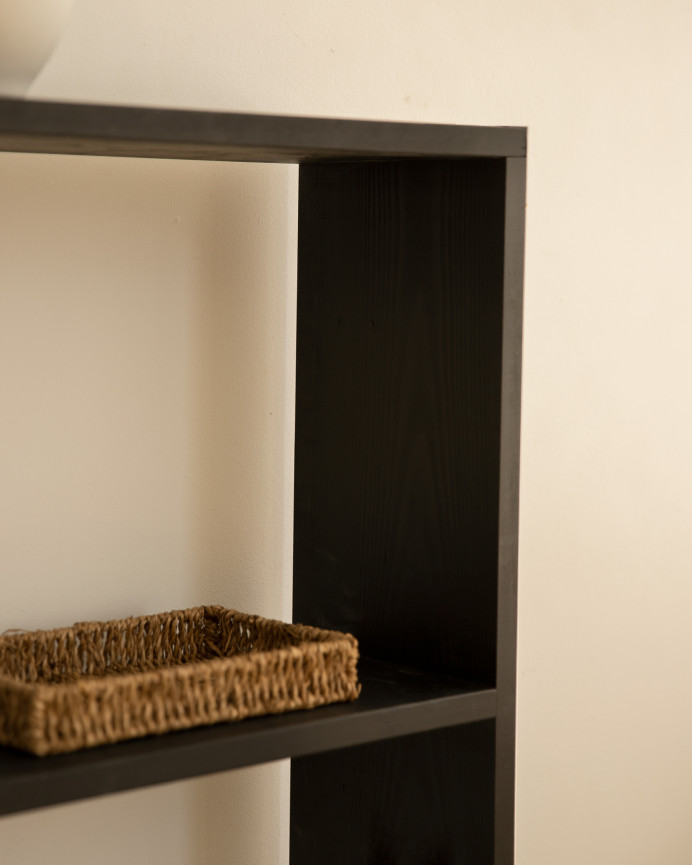 Estantería de madera maciza tono negro con 3 estantes