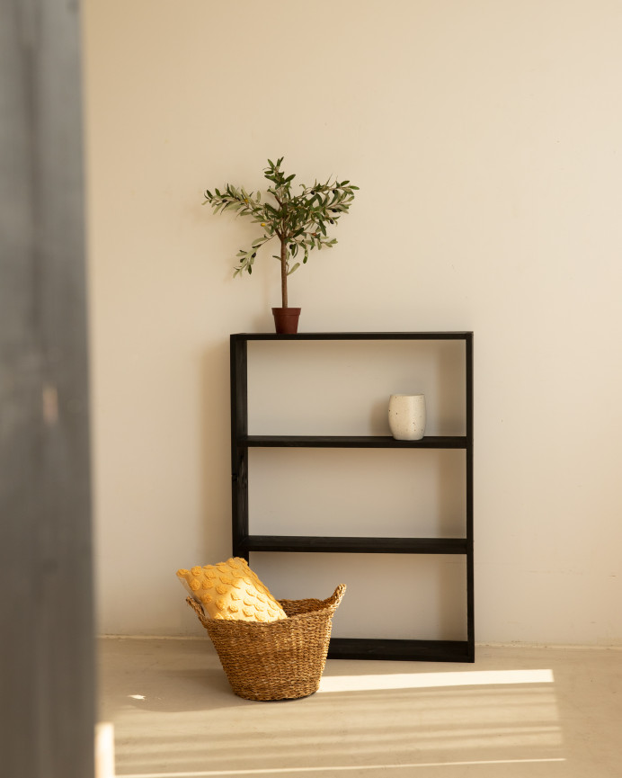 Estantería de madera maciza tono negro con 2 estantes