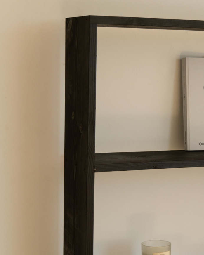 Estantería de madera maciza tono negro con 4 estantes