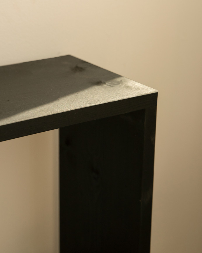 Estantería de madera maciza tono negro con 2 estantes