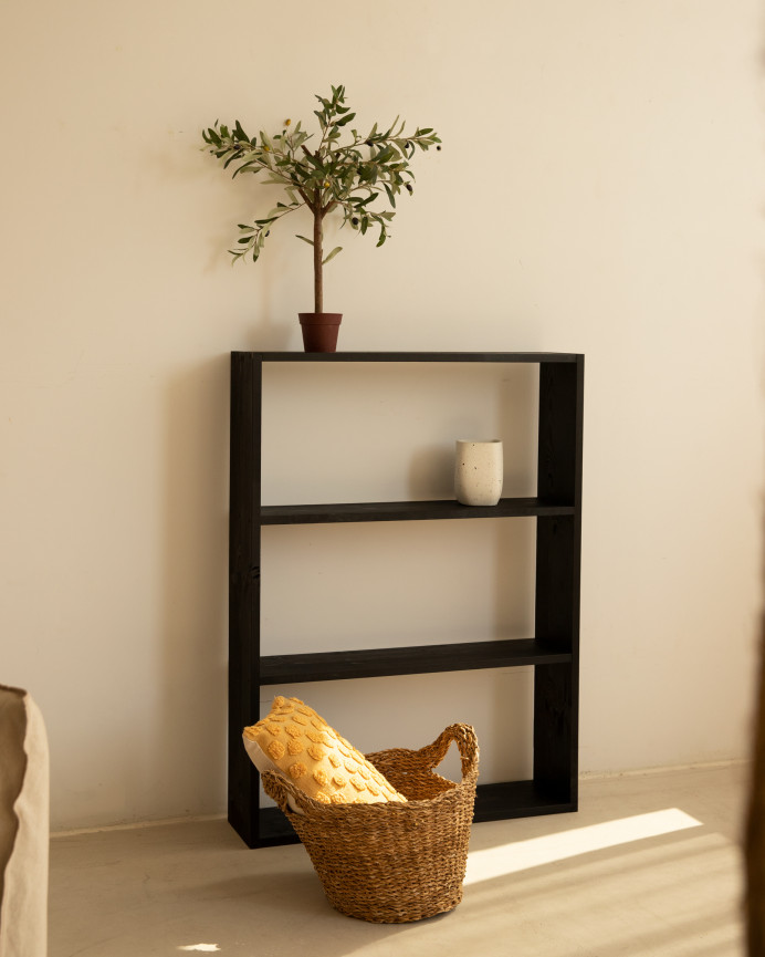 Estantería de madera maciza tono negro con 2 estantes