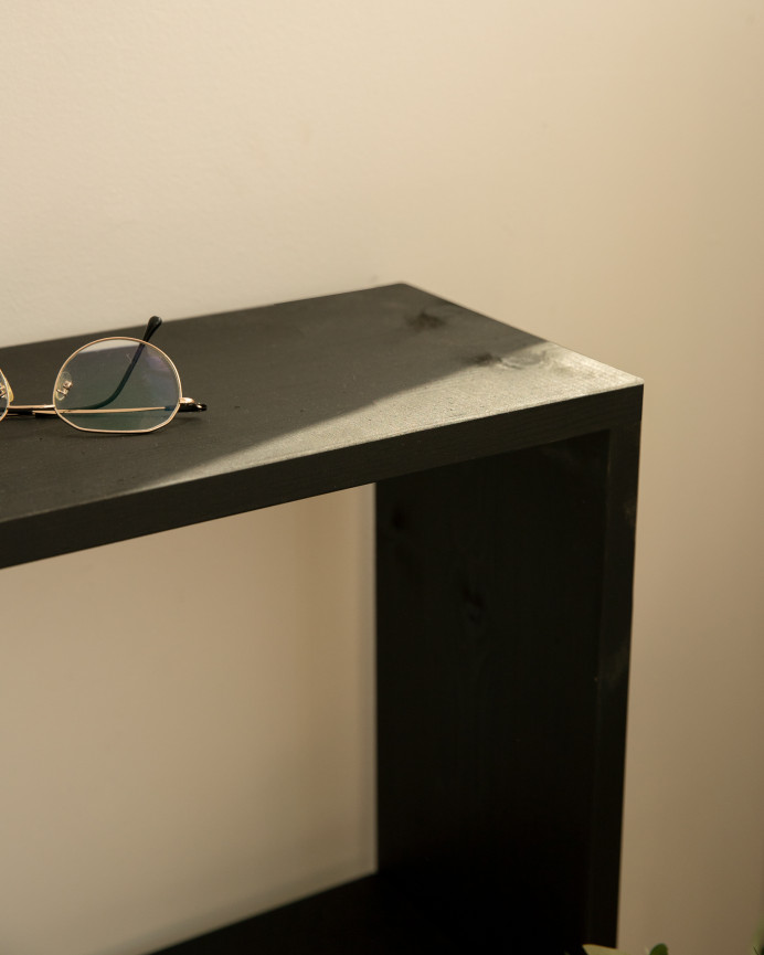 Estantería de madera maciza tono negro con 1 estante