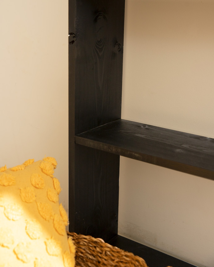 Estantería de madera maciza tono negro con 2 estantes