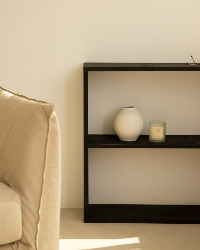 Estantería de madera maciza tono negro con 1 estante
